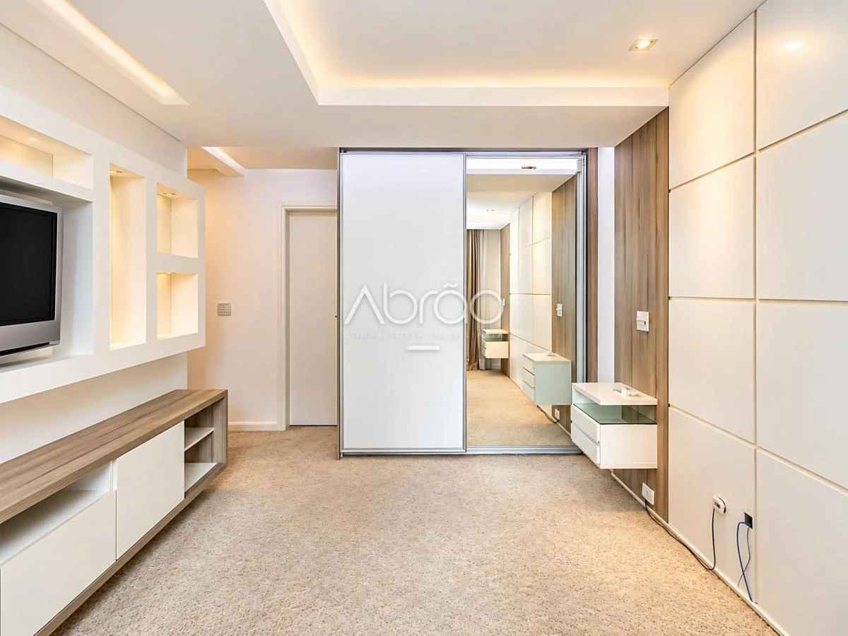 Furnished apartment, 192 m², with a glass-enclosed balcony — photo 13