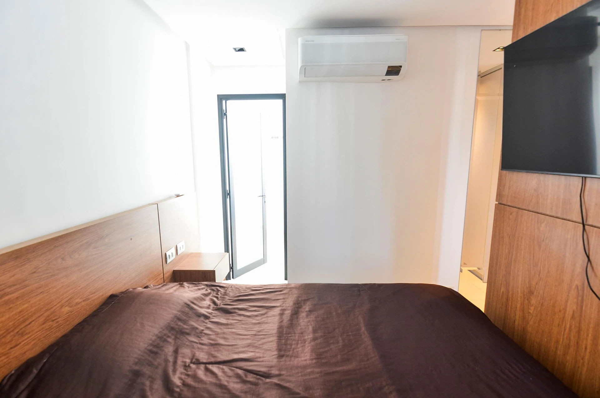 Furnished 3-bedroom apartment with balcony and BBQ grill — photo 16