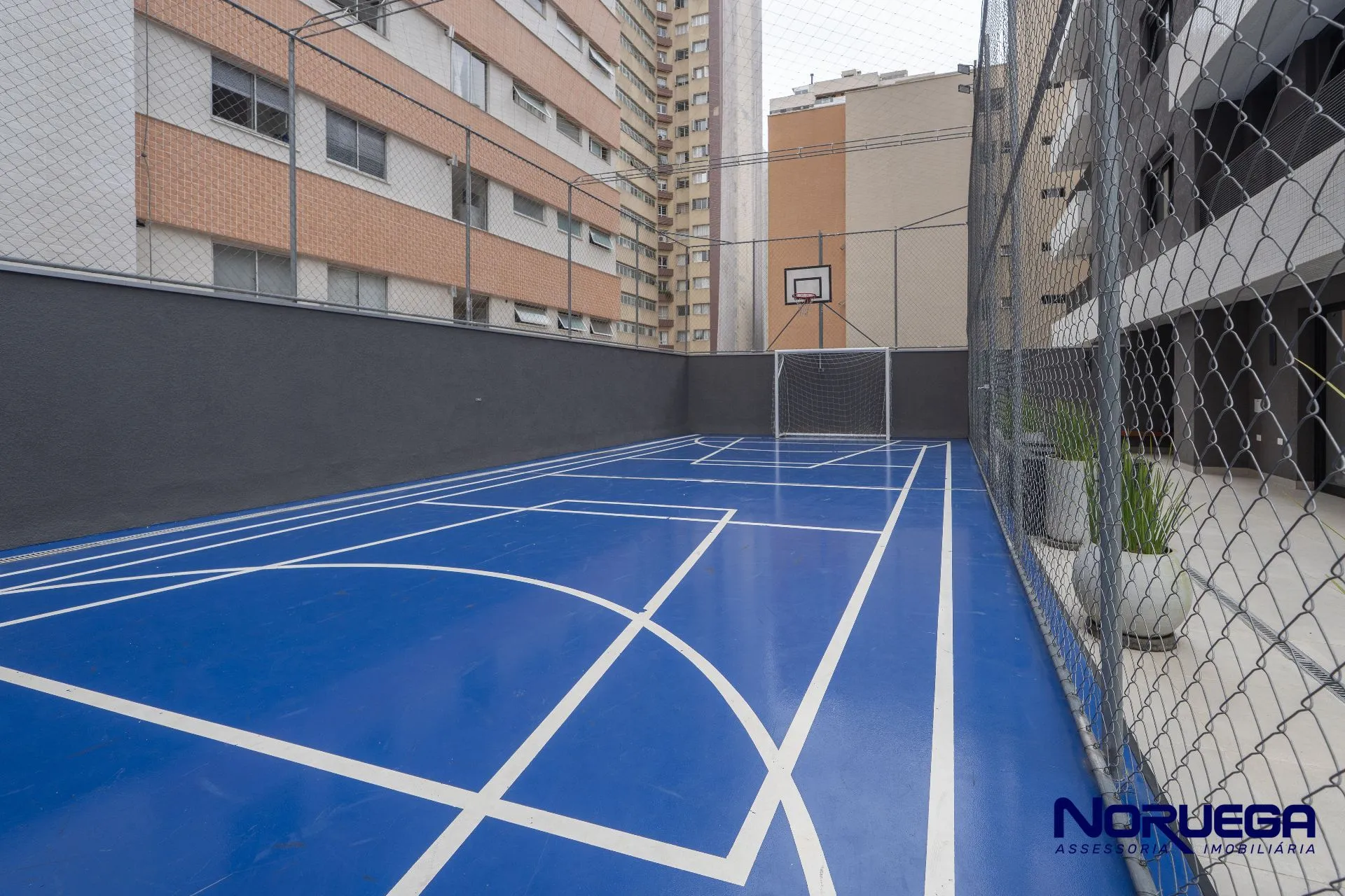 3-bedroom apartment with a glass-enclosed balcony — photo 9