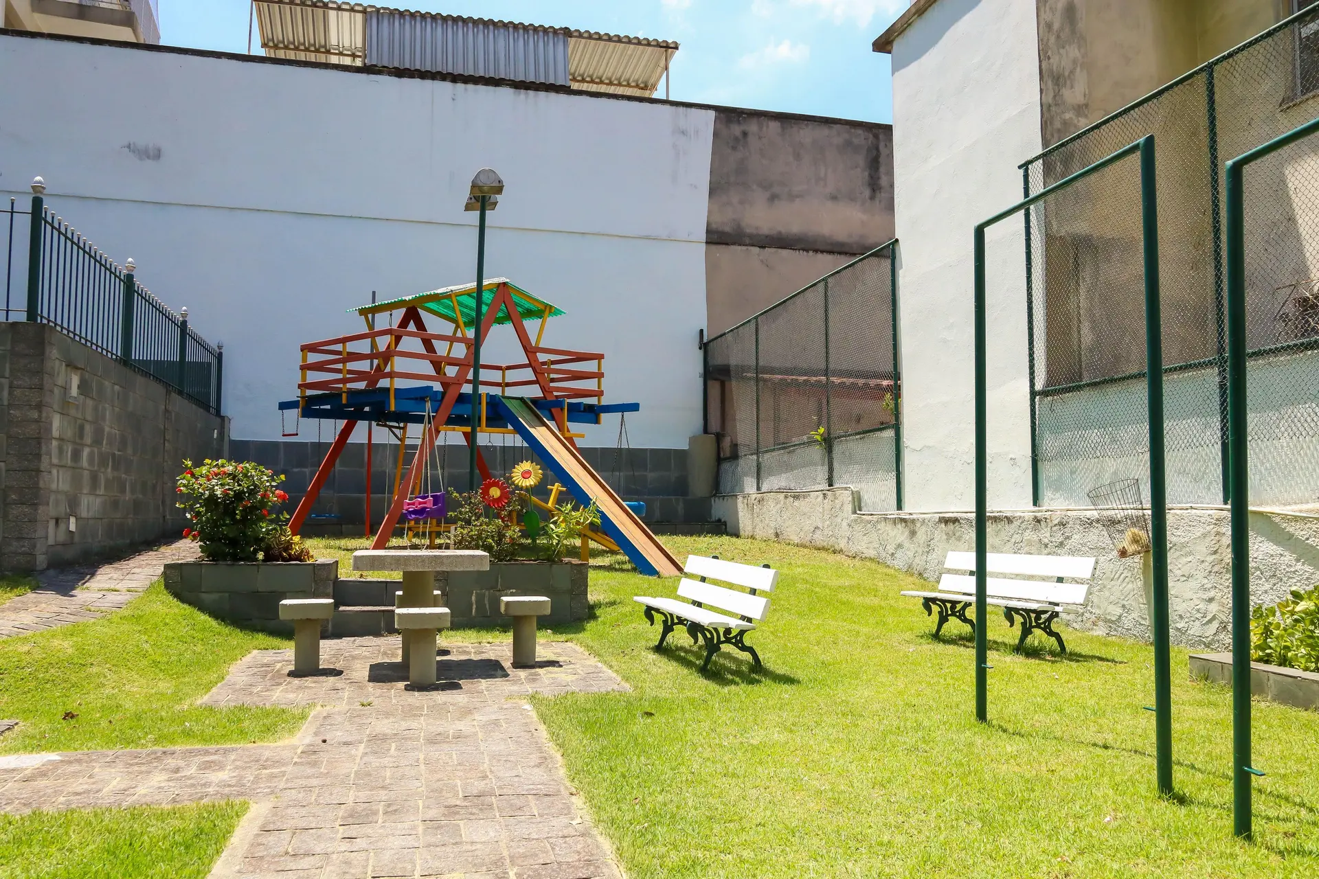 Apartment with 2 bedrooms and an enclosed glass balcony — photo 12