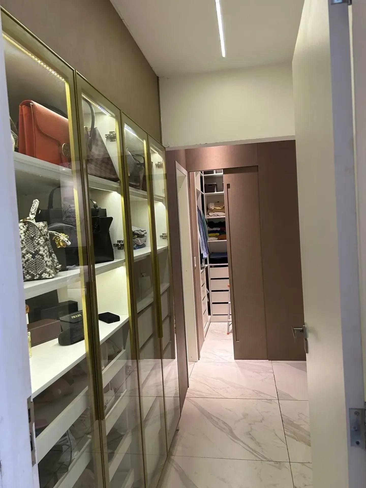 Furnished 250 m² apartment with 4 bedrooms and 5 bathrooms — photo 36