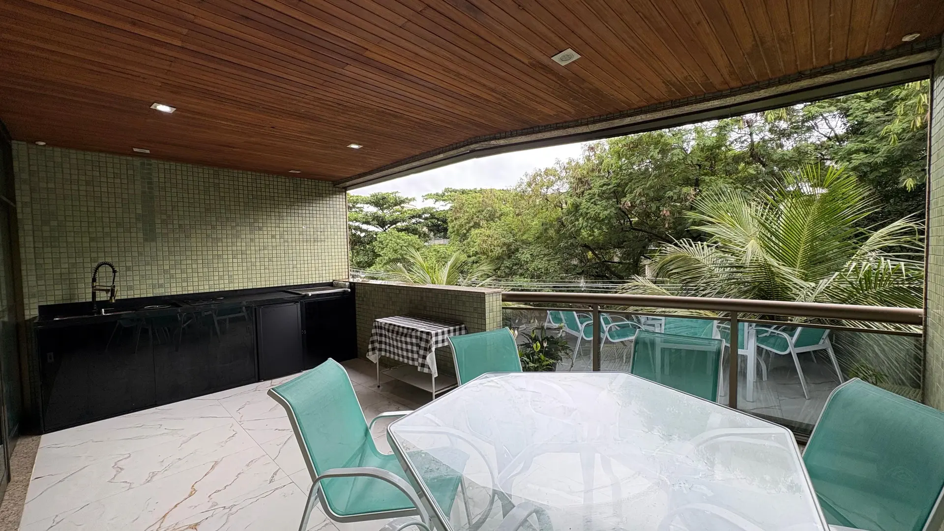 Glass-enclosed balcony in a 3-bedroom apartment, 120 m² — photo 61