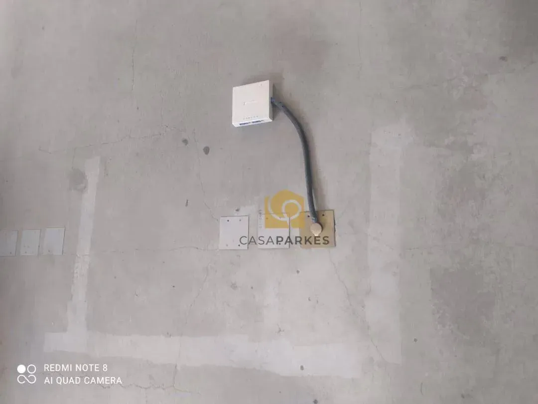 Casa com 2 dormitórios e piso de madeira na sala — photo 21