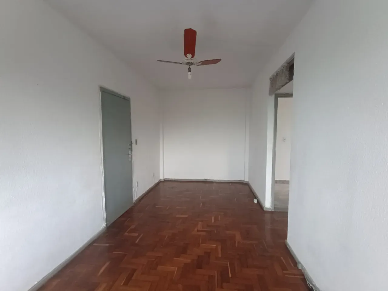 One-bedroom apartment with wood or laminate floors — photo 5