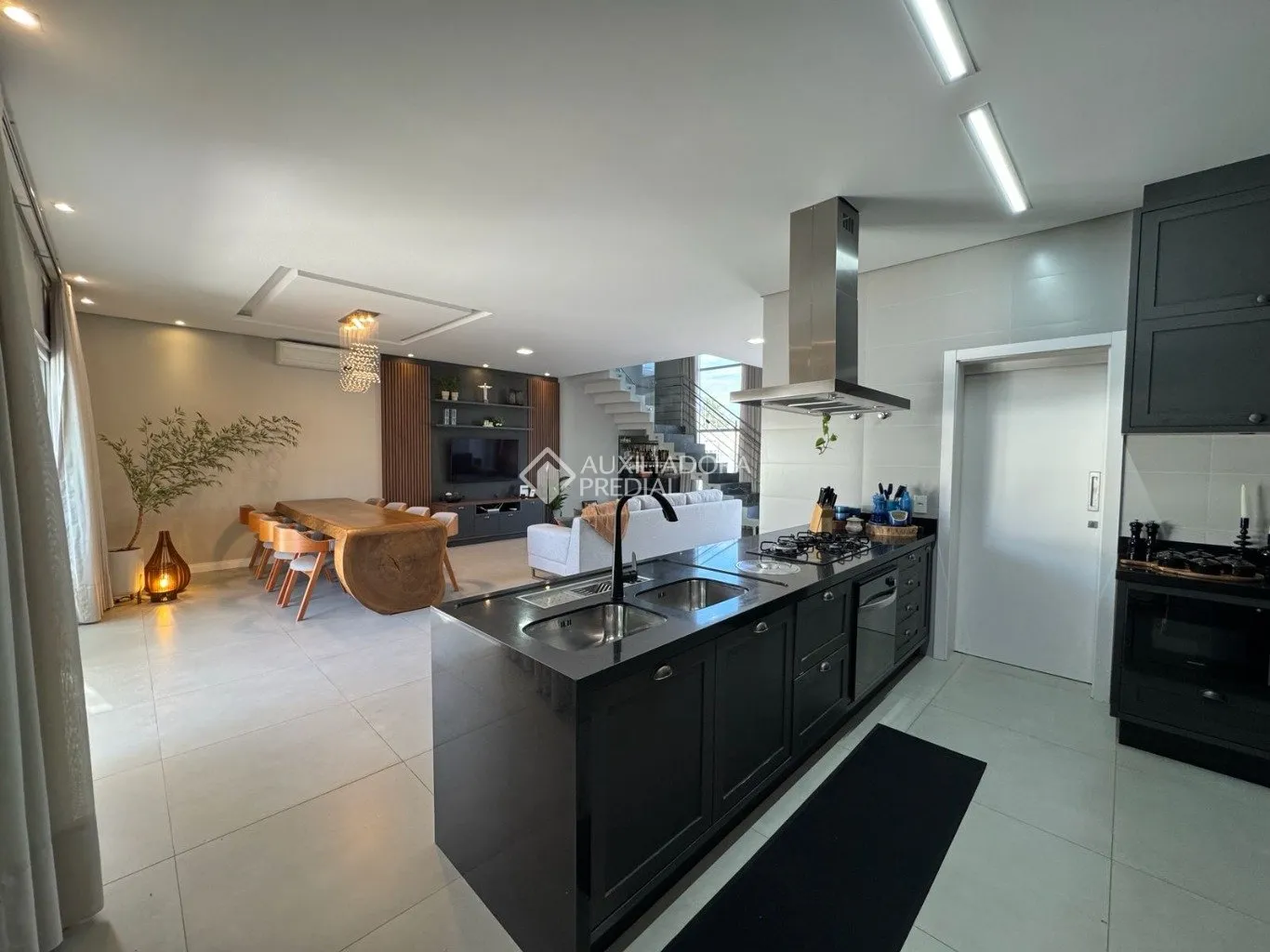 Furnished house with 4 en-suite bedrooms and private garden — photo 48