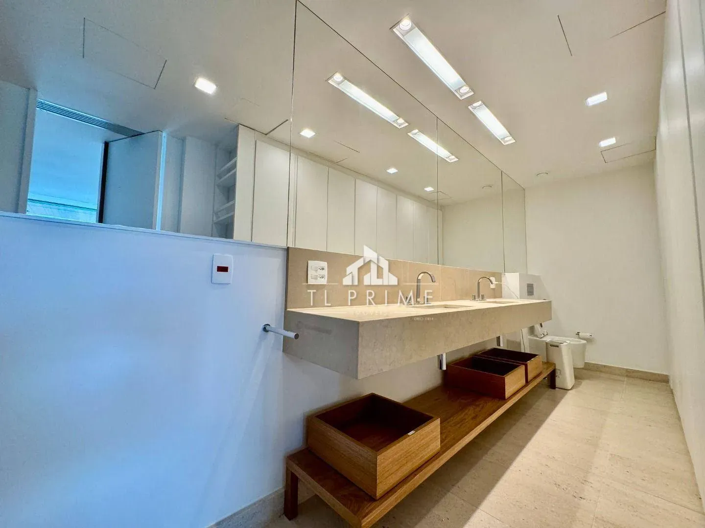 Furnished 1-bedroom apartment with an enclosed balcony — photo 31
