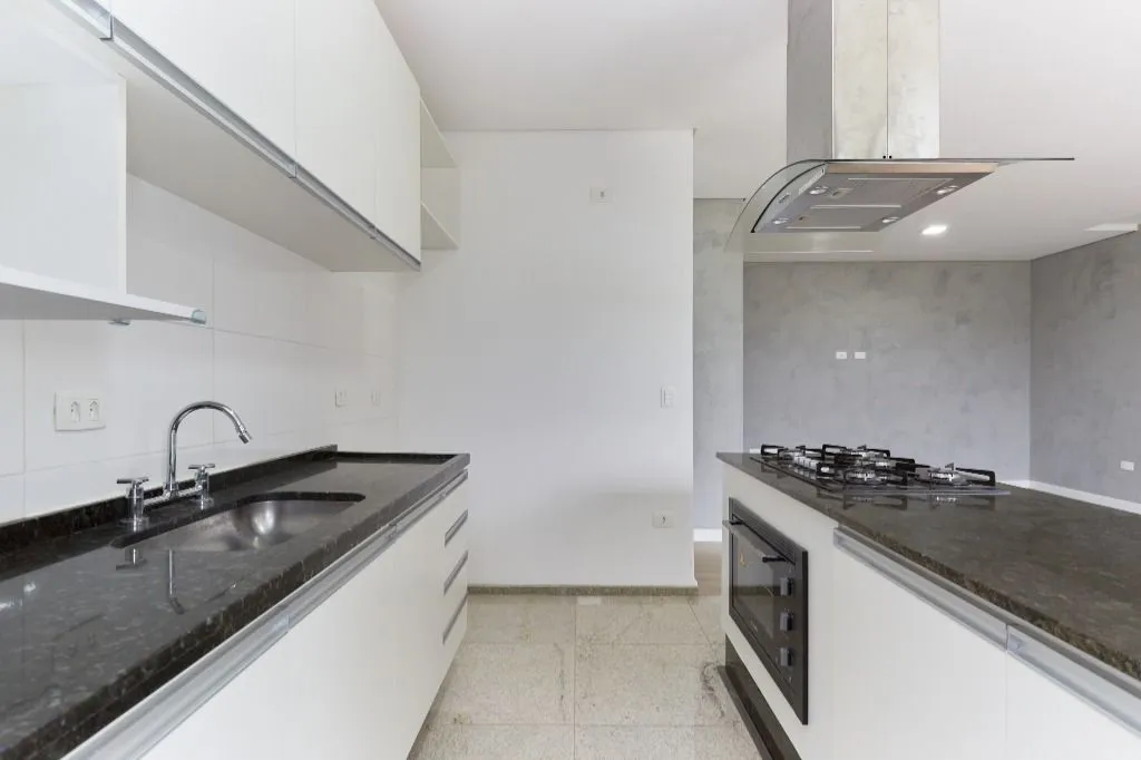 Furnished 2-bedroom apartment with an open-plan kitchen — photo 30