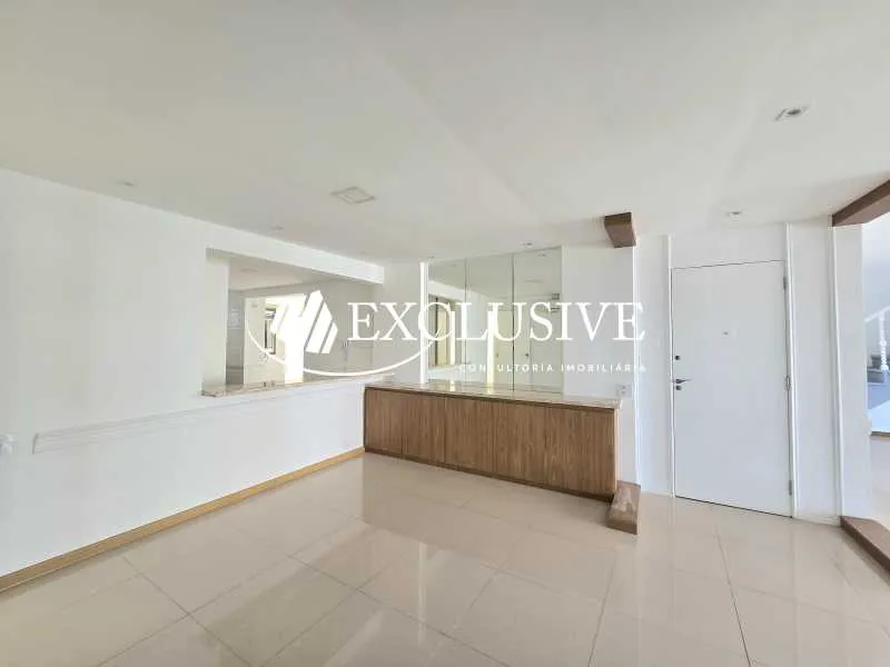 4-bedroom apartment with balcony and 5 bathrooms — photo 17