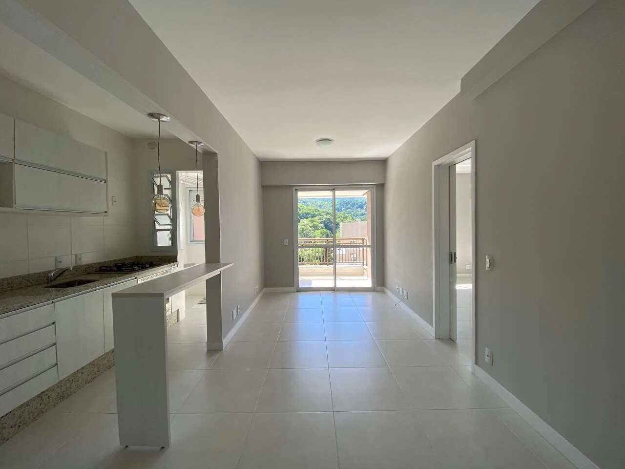 Balcony with a grill in a one-bedroom apartment, 68 m² — photo 8