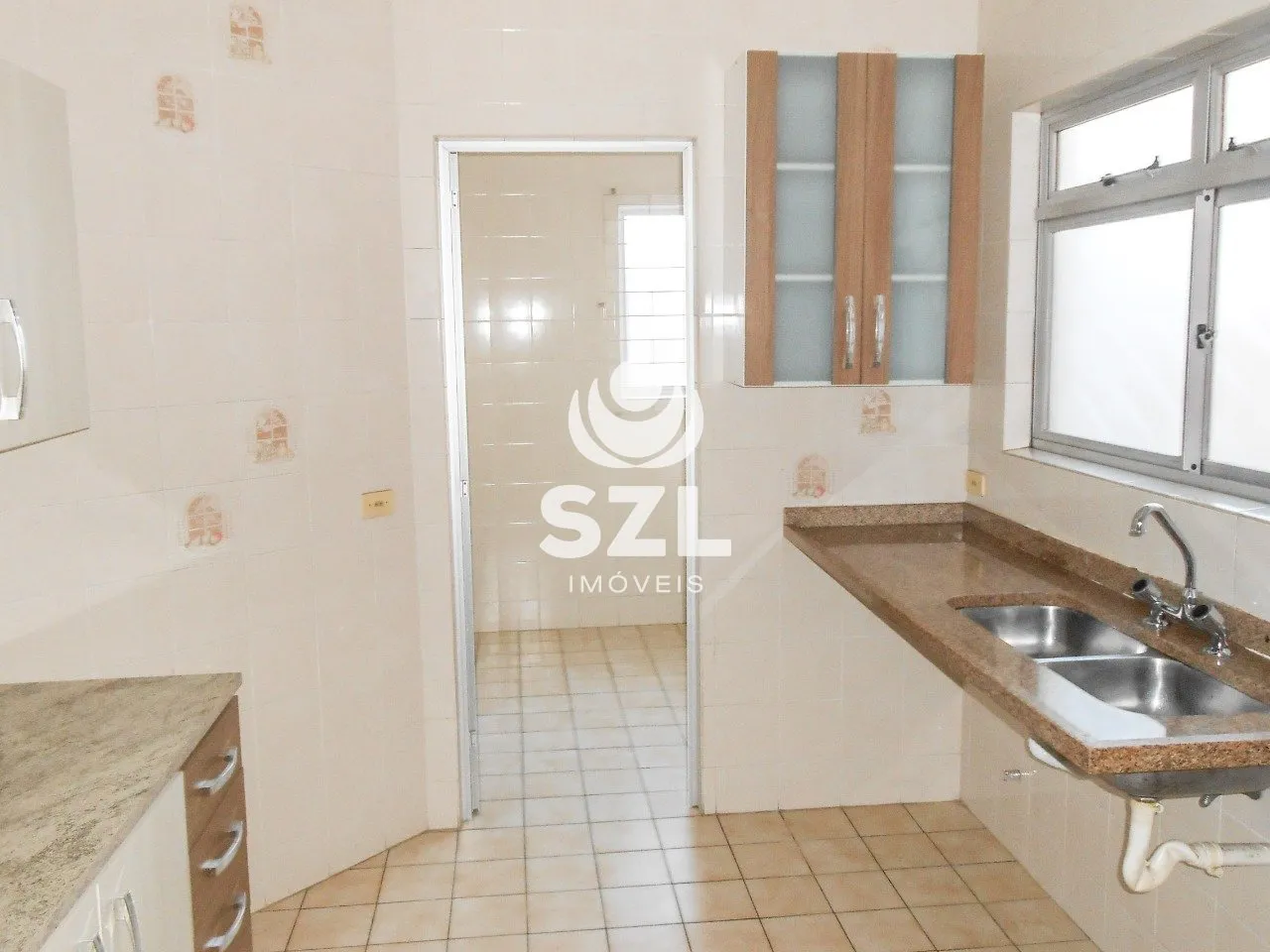 Apartment, 79 m², with wood or laminate floors — photo 2