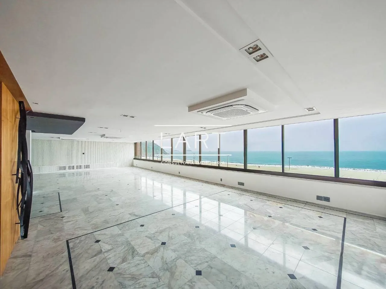 Furnished apartment, 465 m², with a water view — photo 9