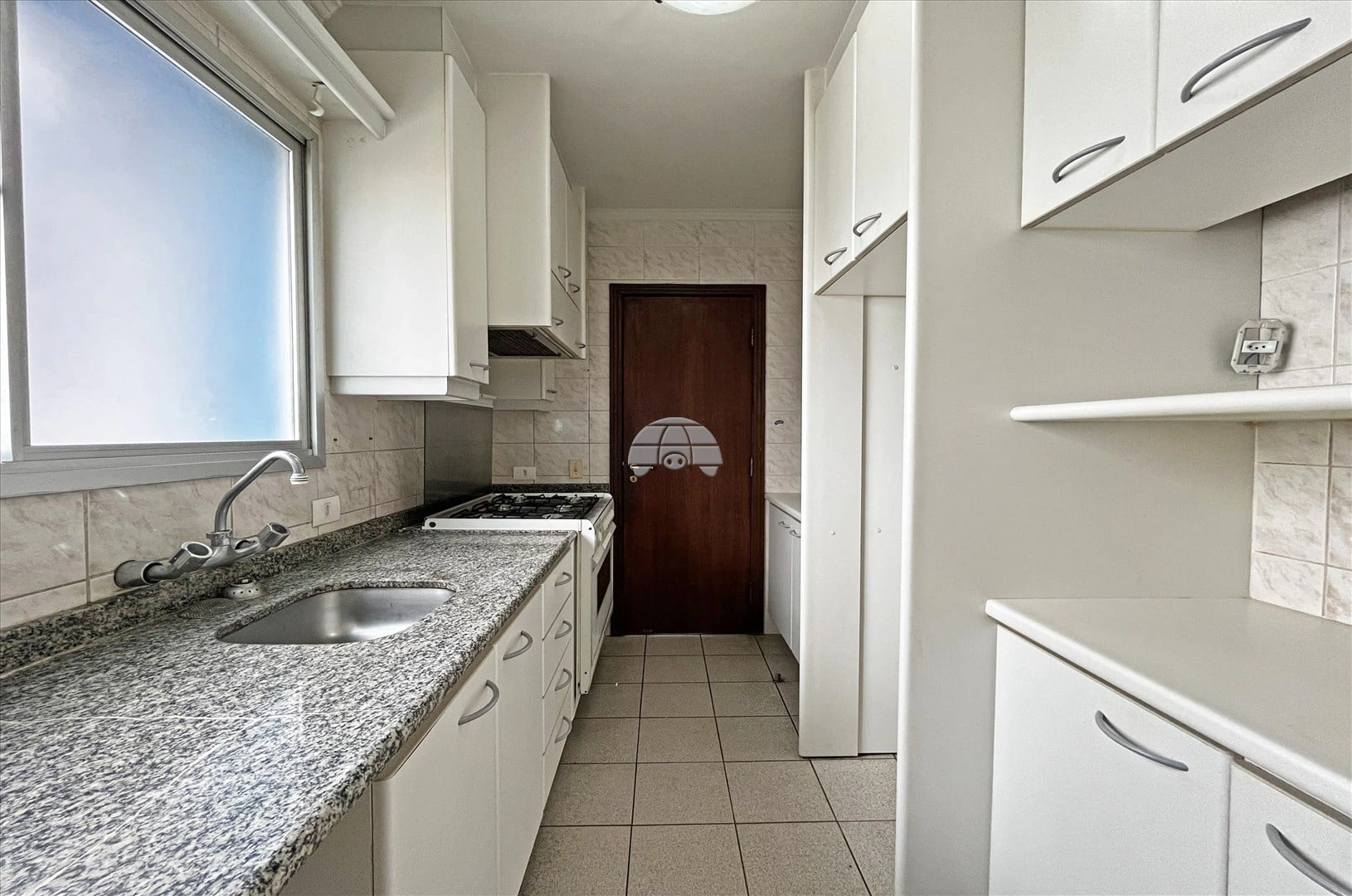 3-bedroom apartment with wood or laminate floors in Curitiba — photo 14