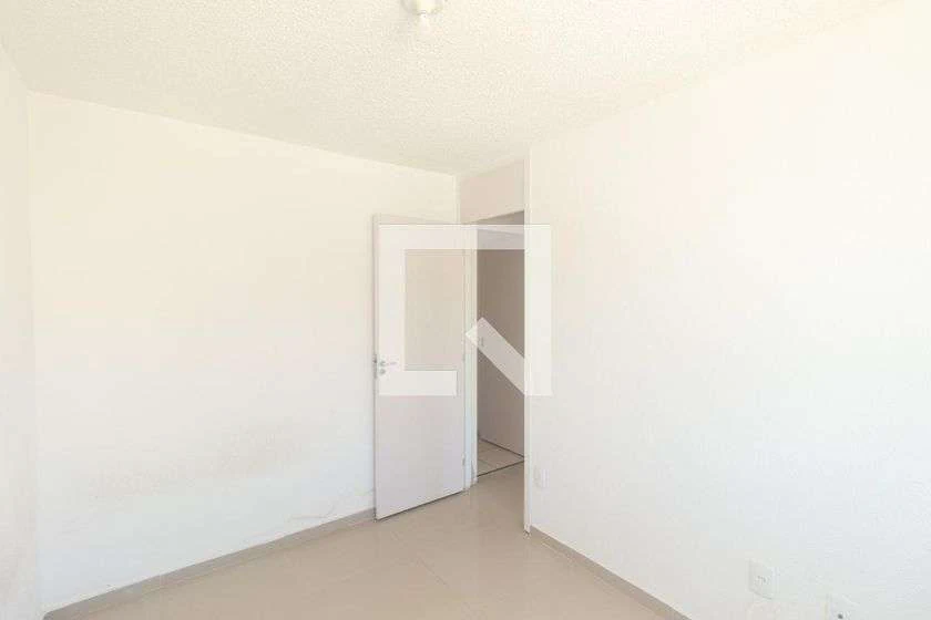 Minimal-style 2-bedroom apartment with ceramic floors — photo 4