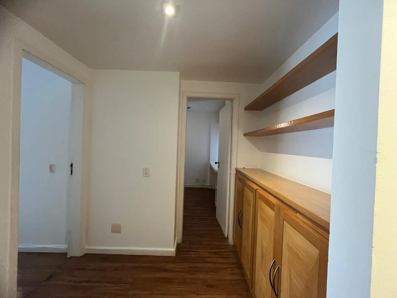Glass-enclosed balcony in a 3-bedroom apartment, 160 m² — photo 18