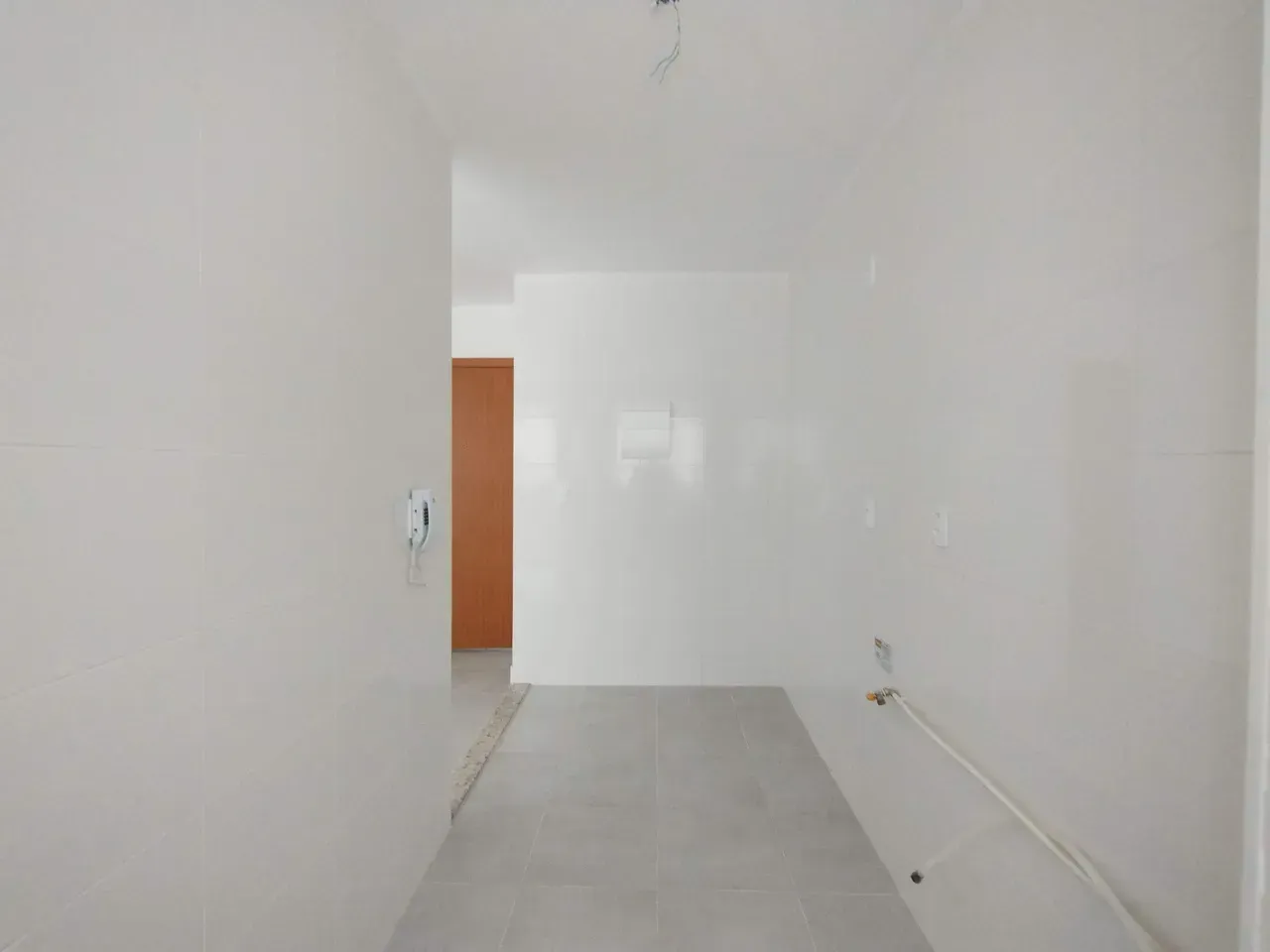 2-bedroom apartment in a building with a gym — photo 2