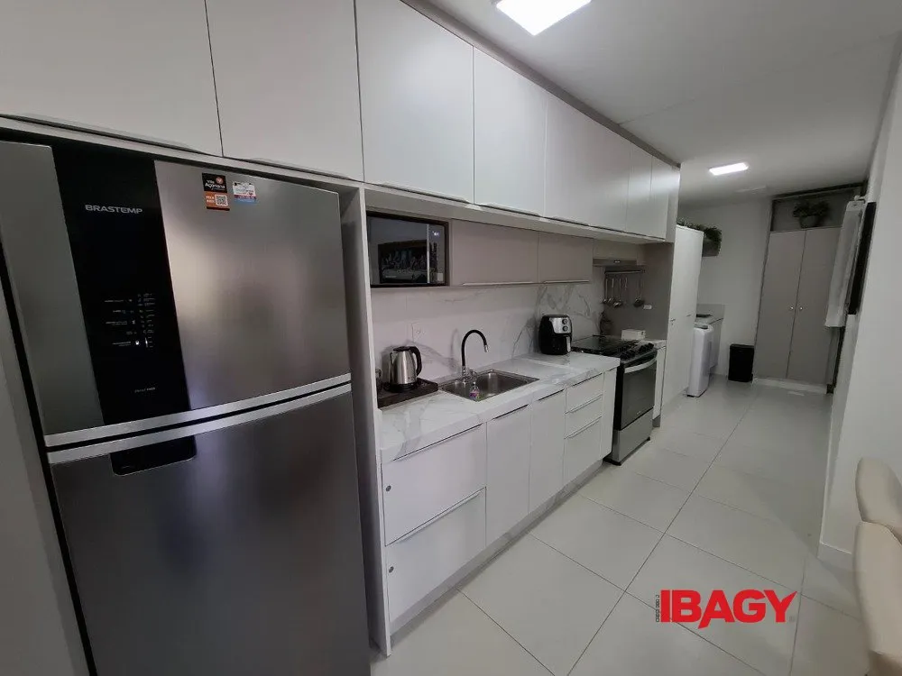 Apartamento amueblado de 2 dormitorios y 121 m² — photo 2