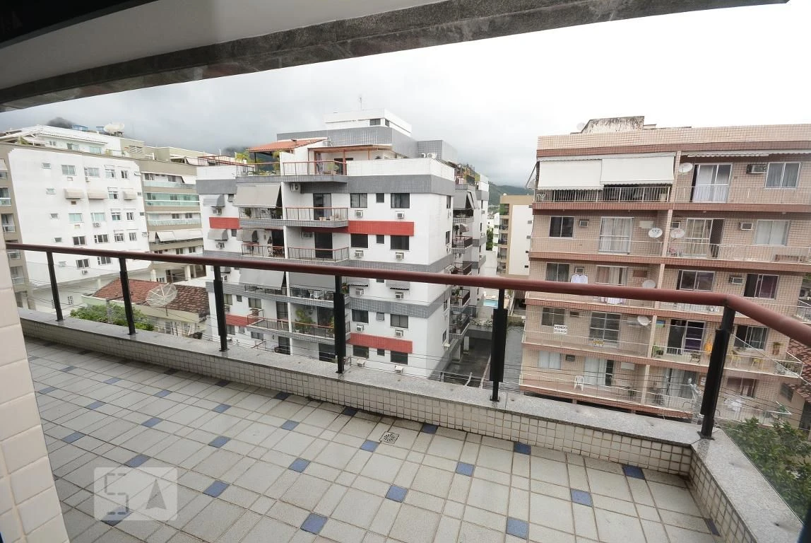 4-bedroom apartment in a building with a pool — photo 36