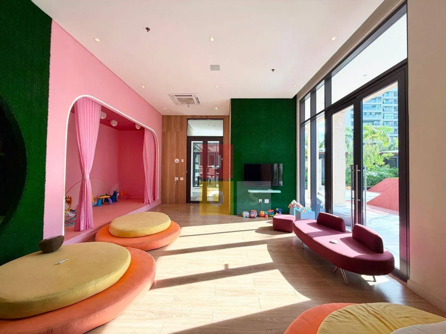 80 m² apartment with 2 bedrooms and a glass balcony — photo 85