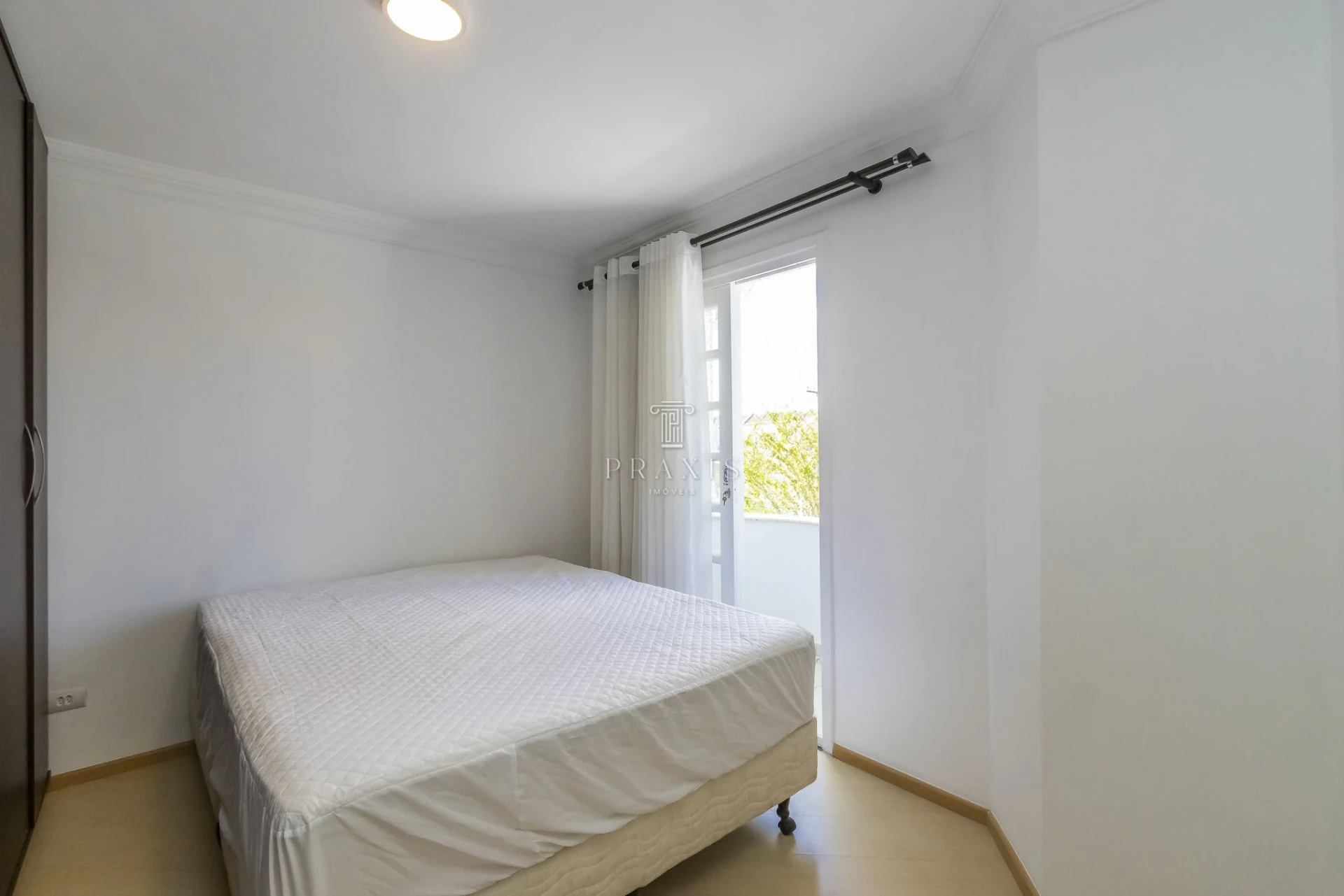 3-bedroom house with a bathtub — photo 5