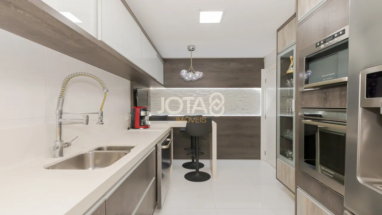298 m² apartment with 3 en-suite bedrooms and balcony — photo 11