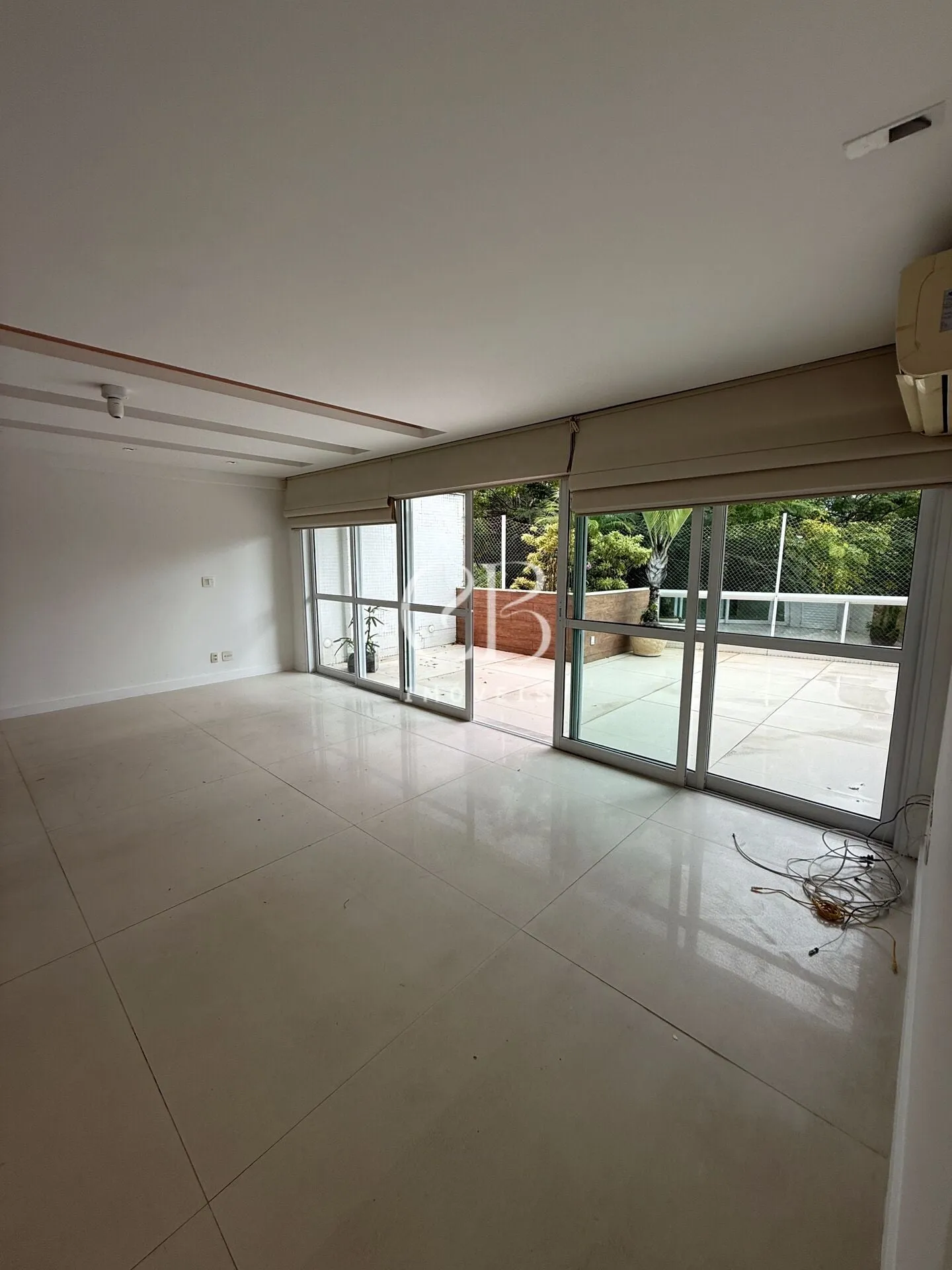4-bedroom apartment with 5 bathrooms and 3 parking spaces — photo 2