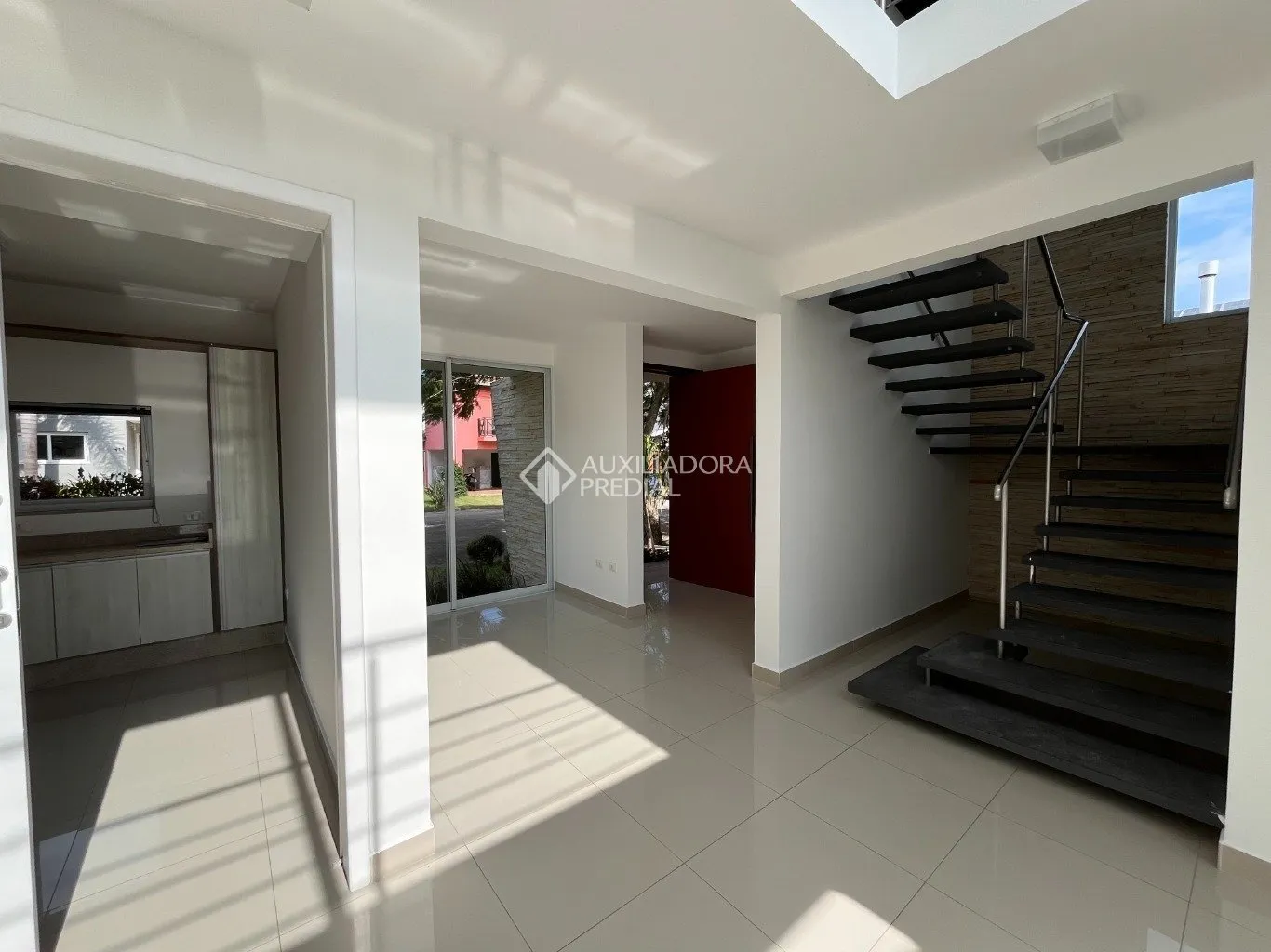 Floor-to-ceiling windows in a 3-bedroom house, 220 m² — photo 25