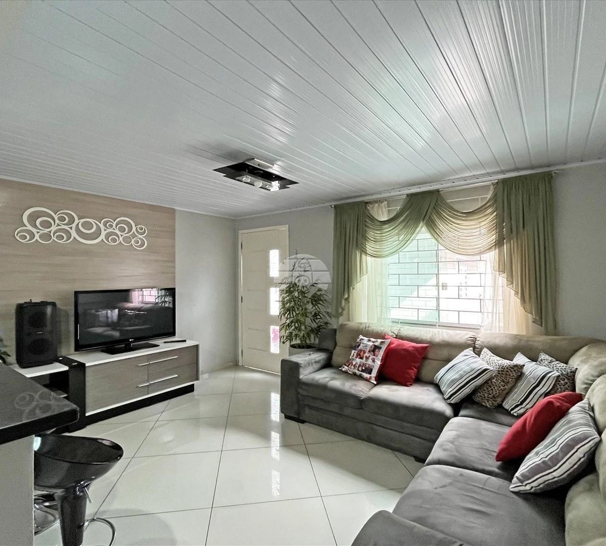 Balcony with a grill in a one-bedroom house, 40 m² — photo 10