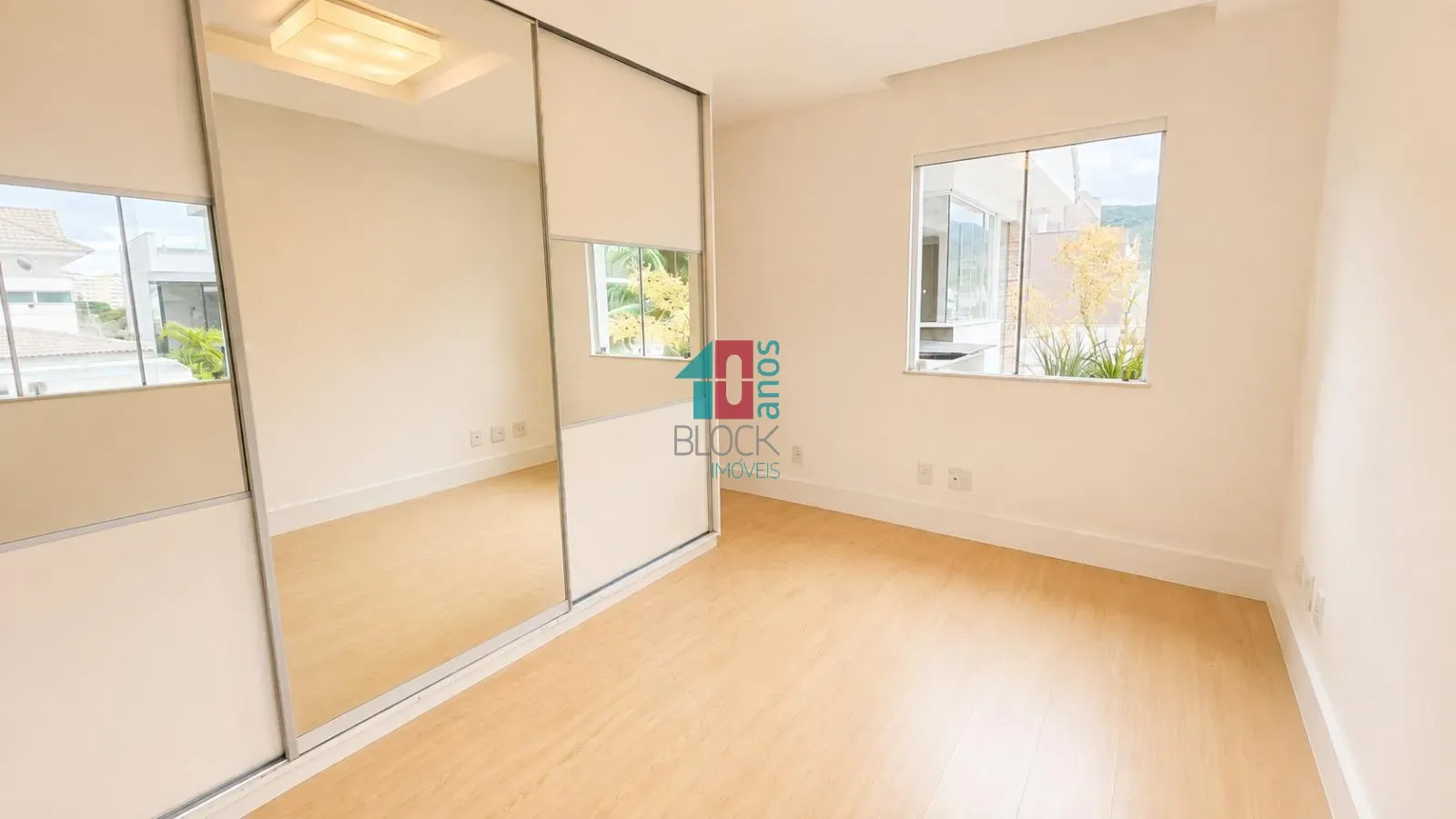 Casa triplex com 4 quartos e 3 suítes e cozinha fechada — photo 32