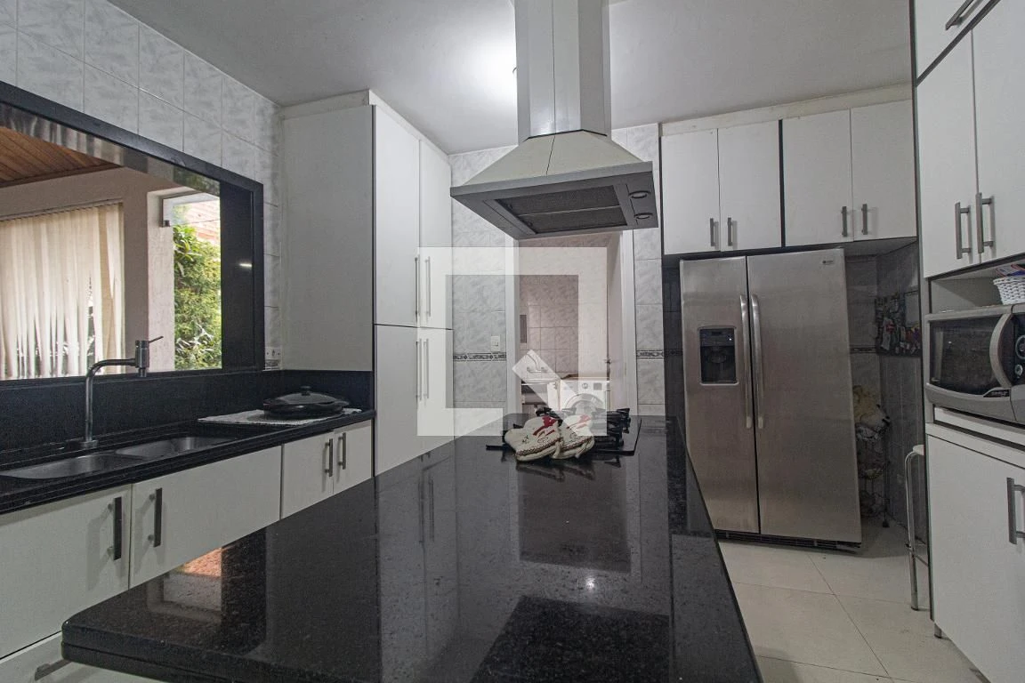 3-bedroom house with a walk-in closet in Curitiba — photo 2