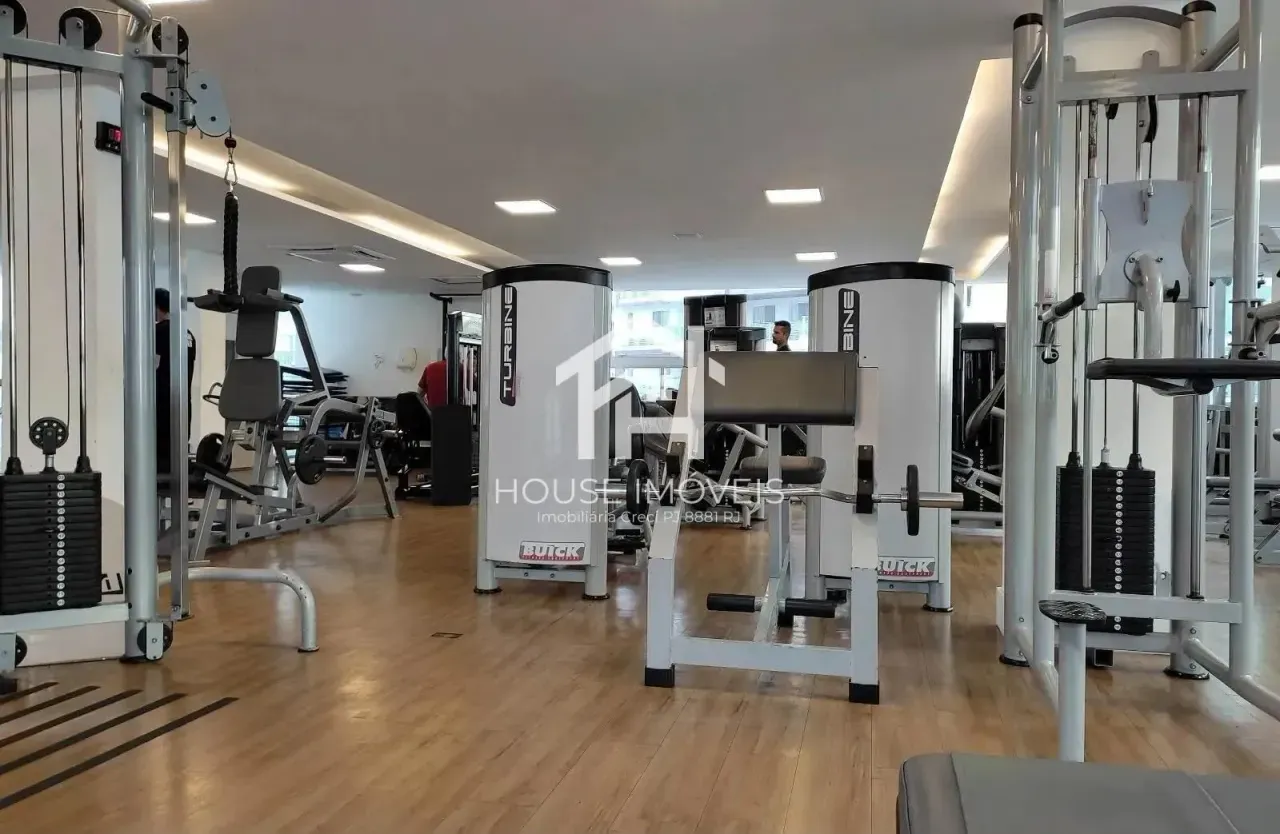 Панорамные окна и 3 спальни: квартира 150 м² — photo 32
