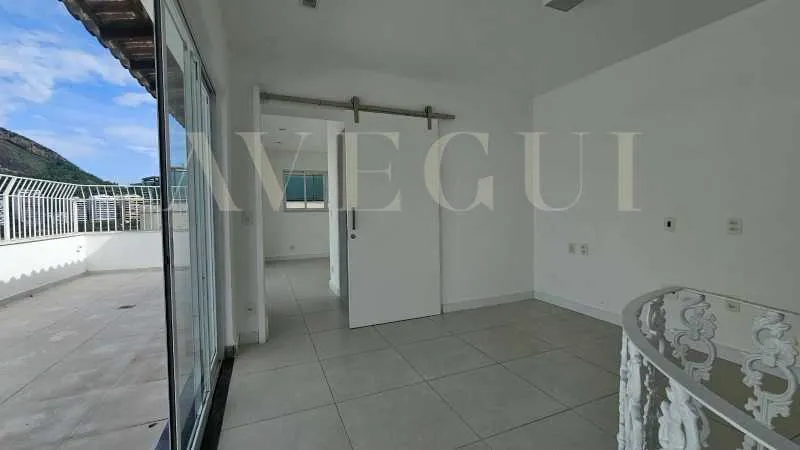 4-bedroom apartment with a grill on the balcony