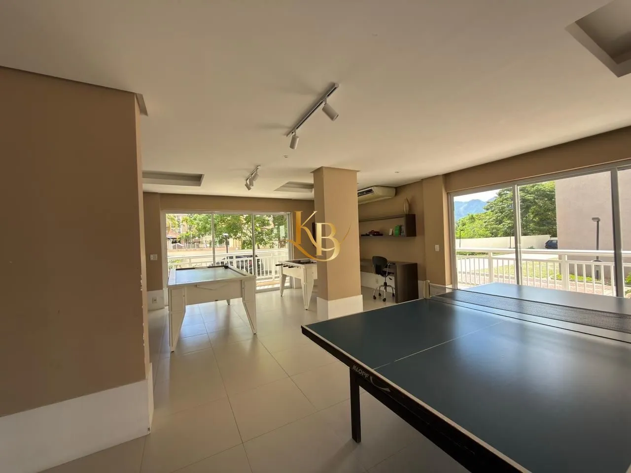 Furnished 4-bedroom apartment with enclosed balcony and grill — photo 27