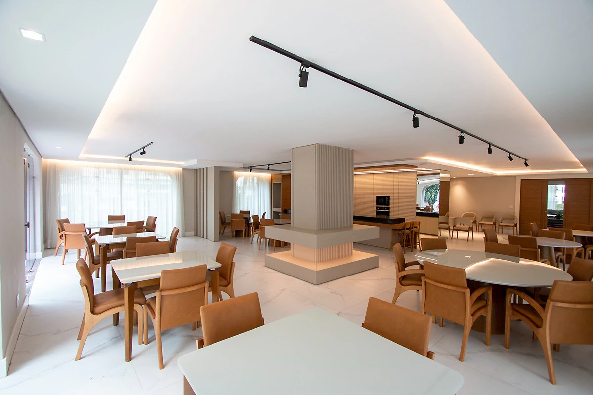 Glass-enclosed balcony in a 4-bedroom apartment, 382 m² — photo 22