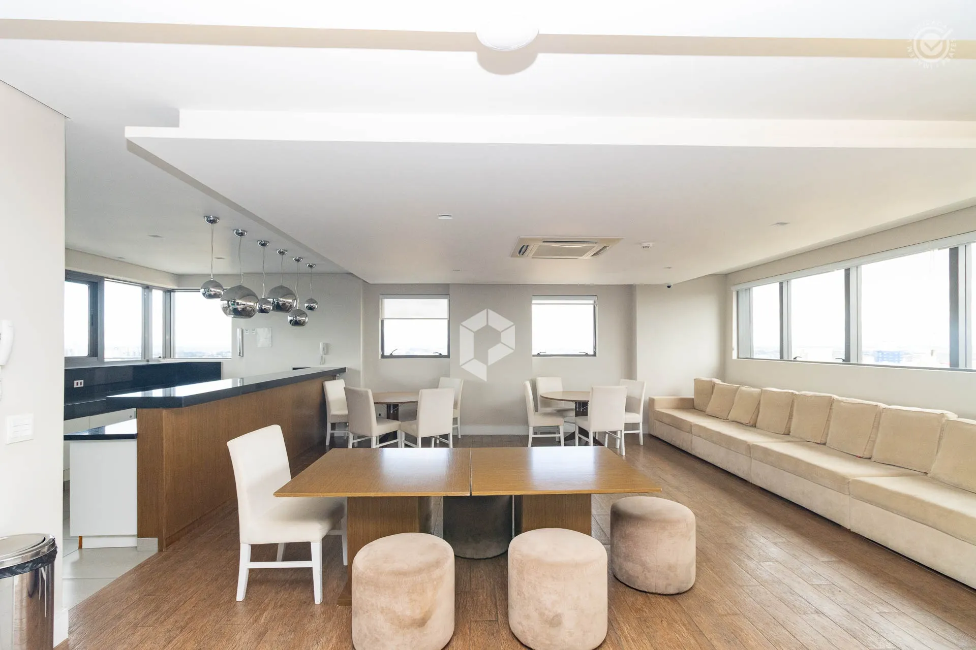Furnished 1-bedroom apartment with city view — photo 34