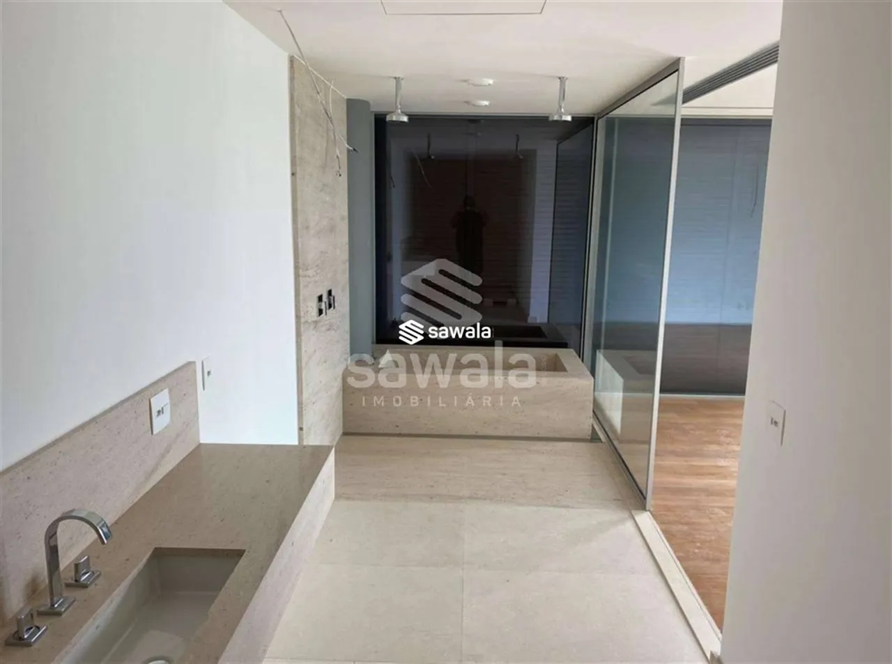 Apartamento com 1 quarto, 2 banheiros e janelas do chão ao teto — photo 18