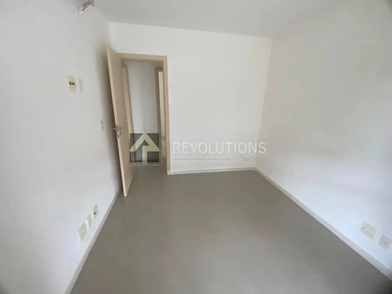 3-bedroom apartment with 3 bathrooms and balcony — photo 3