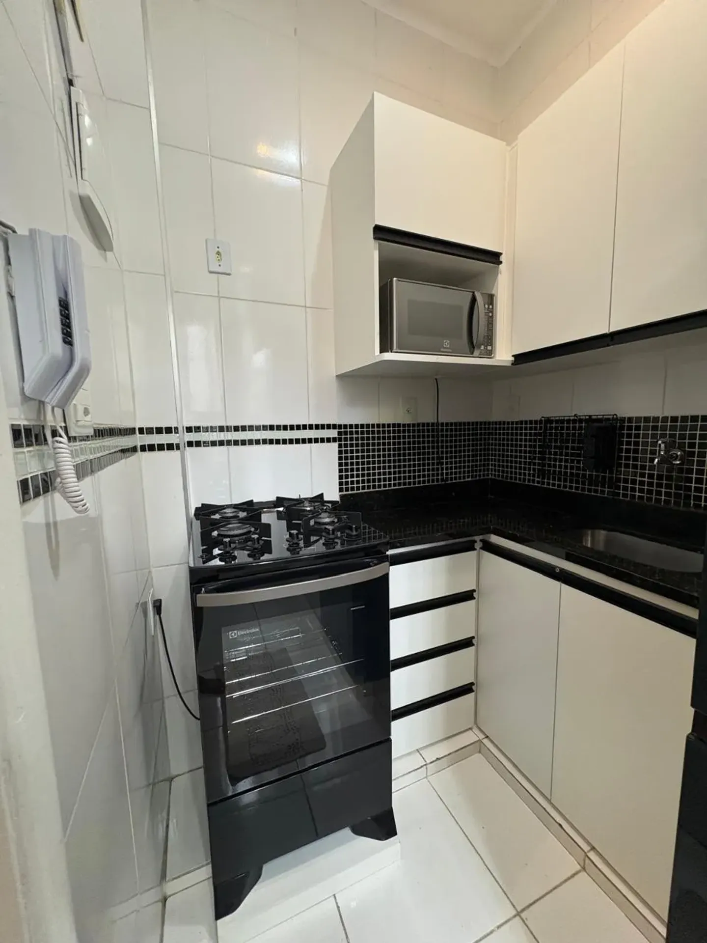 One-bedroom apartment with a washing machine — photo 2