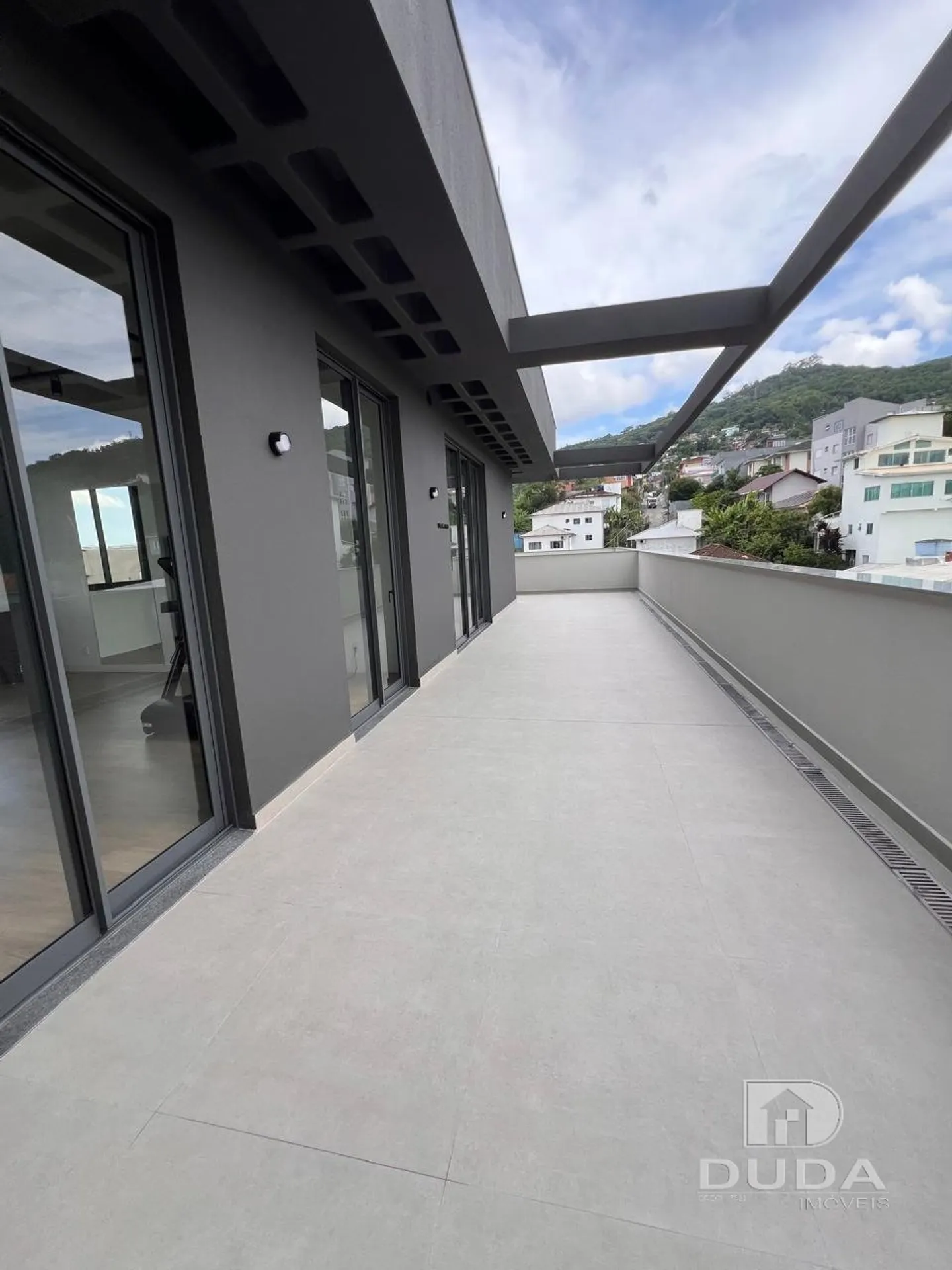 Furnished 1-bedroom apartment with balcony grill — photo 3