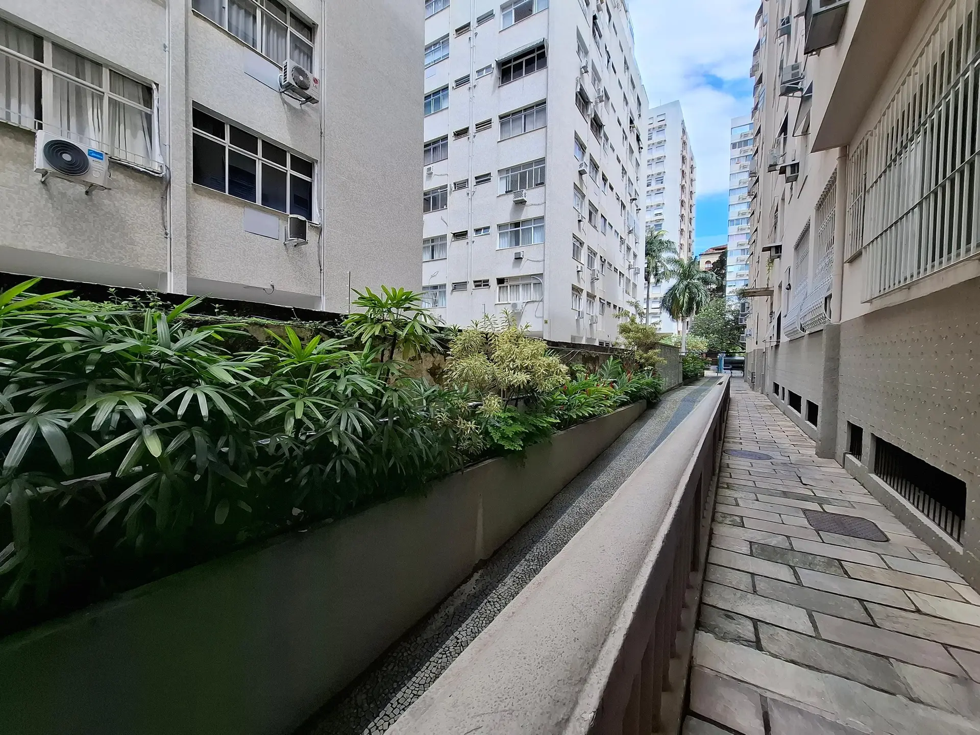 Furnished apartment, 100 m², with floor-to-ceiling windows — photo 23