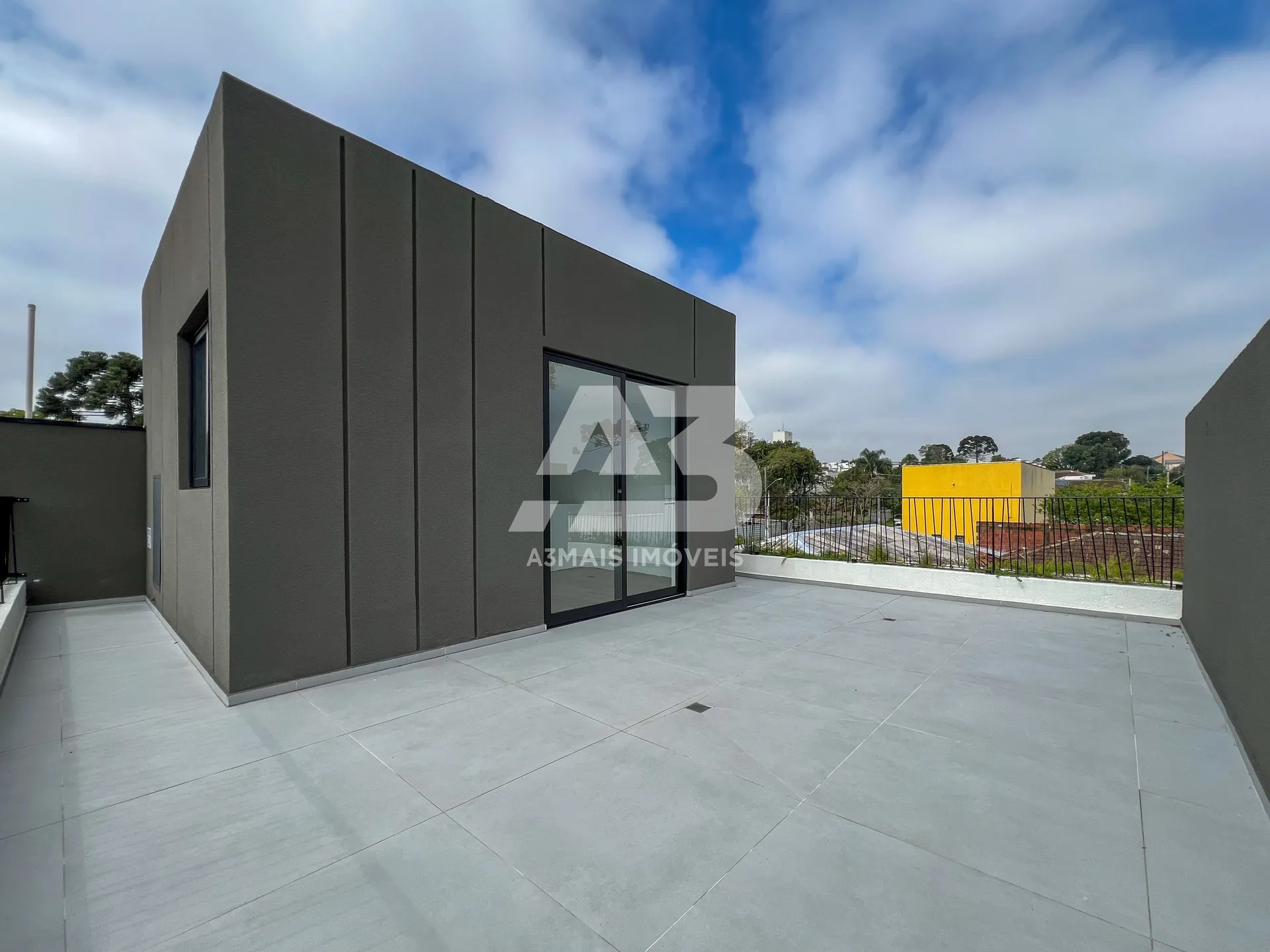 Glass-enclosed balcony in a 3-bedroom house, 137 m² — photo 8