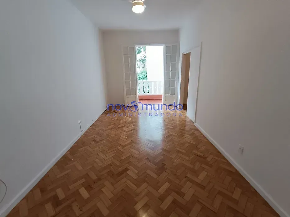 Apartamento de 3 quartos com piso de madeira ou laminado — photo 3