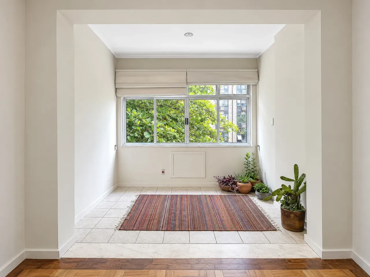 Apartment on the 5th floor with wood or laminate floors — photo 7