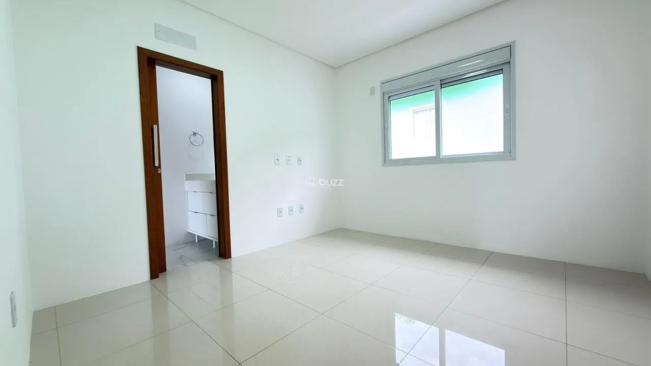Balcony with a grill in a 2-bedroom house, 140 m² — photo 10