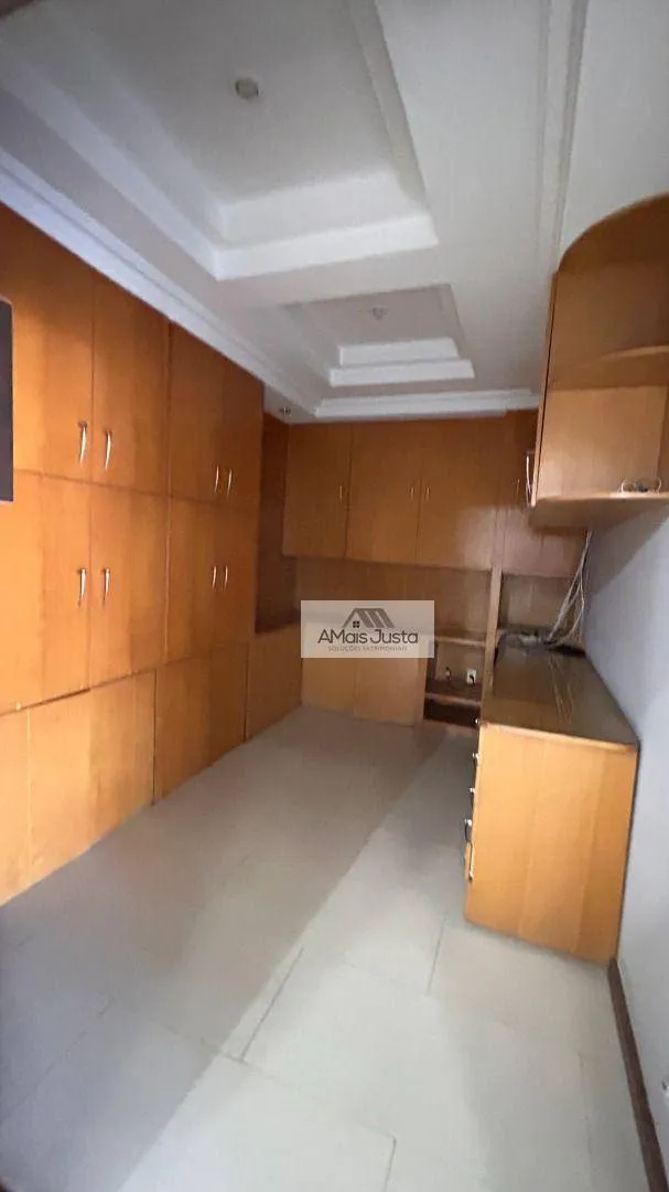 4-bedroom apartment in a building with a pool — photo 22