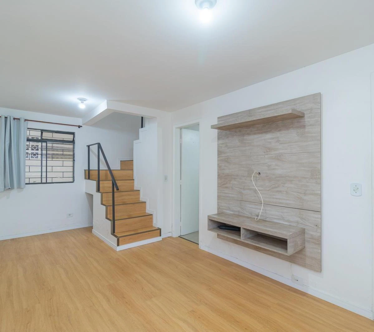 3-bedroom house with wood or laminate floors — photo 7