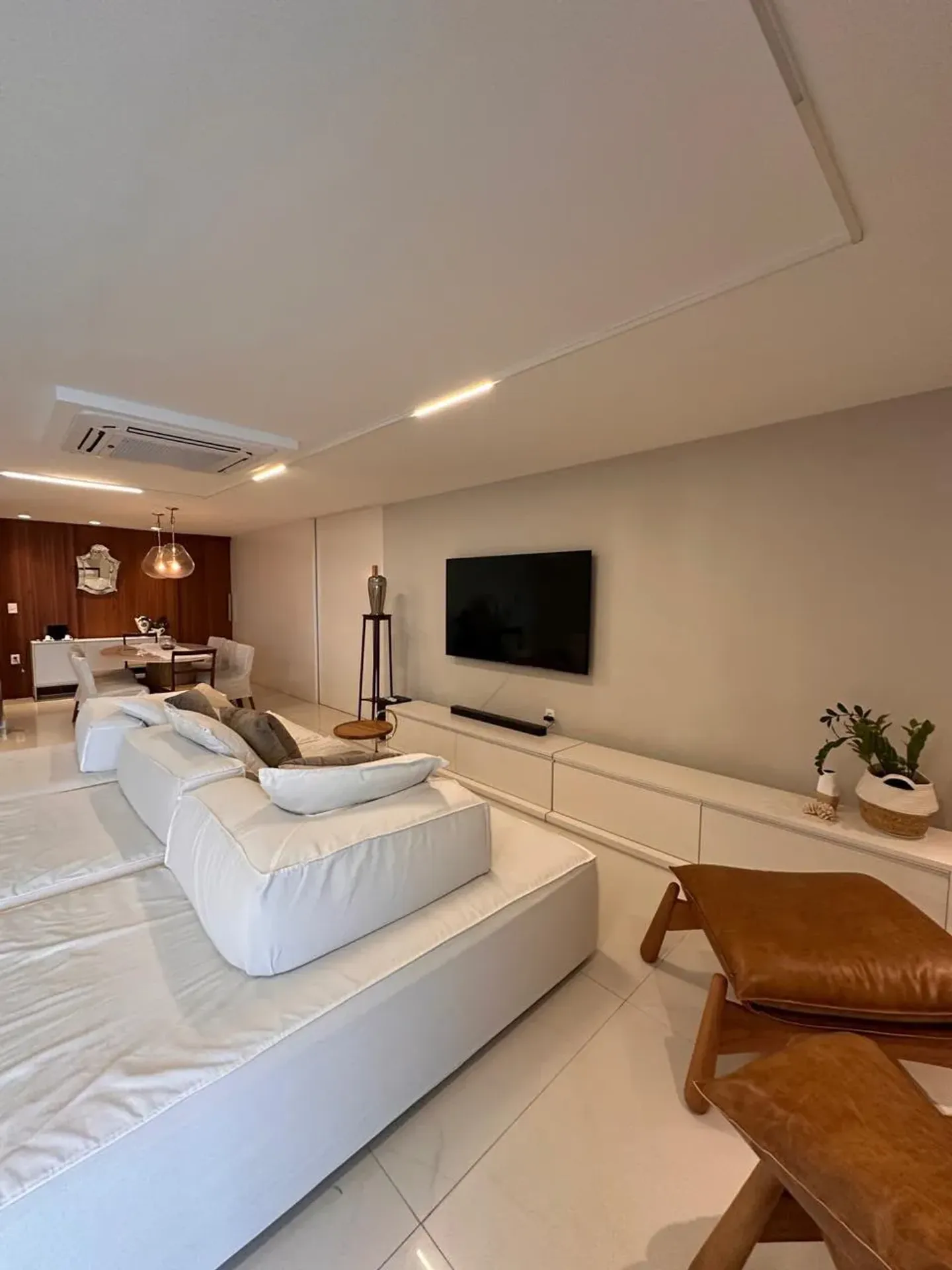 Furnished 180 m² apartment with 3 en-suites and balcony — photo 7