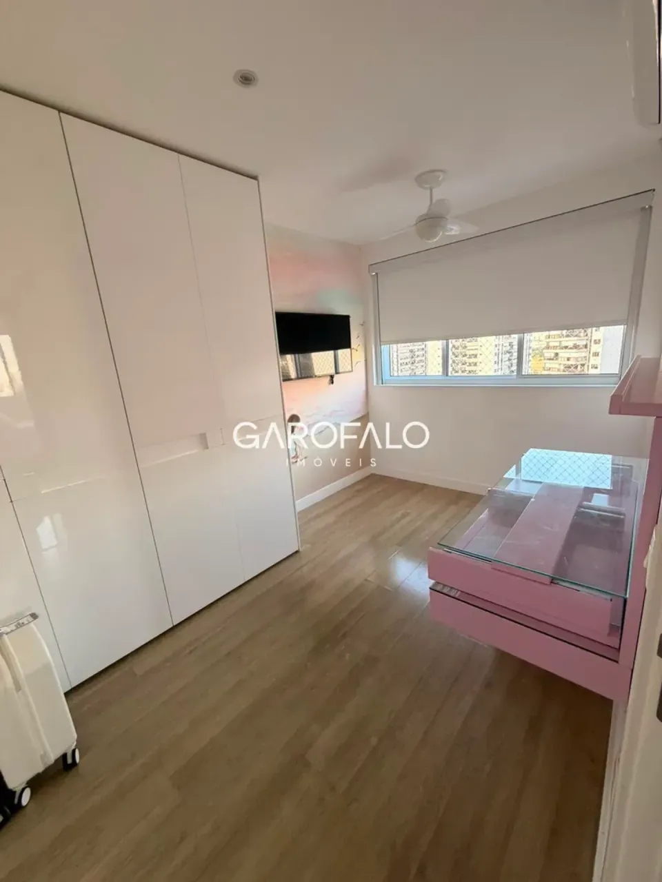 Furnished apartment with 3 bedrooms and a glassed-in balcony — photo 11