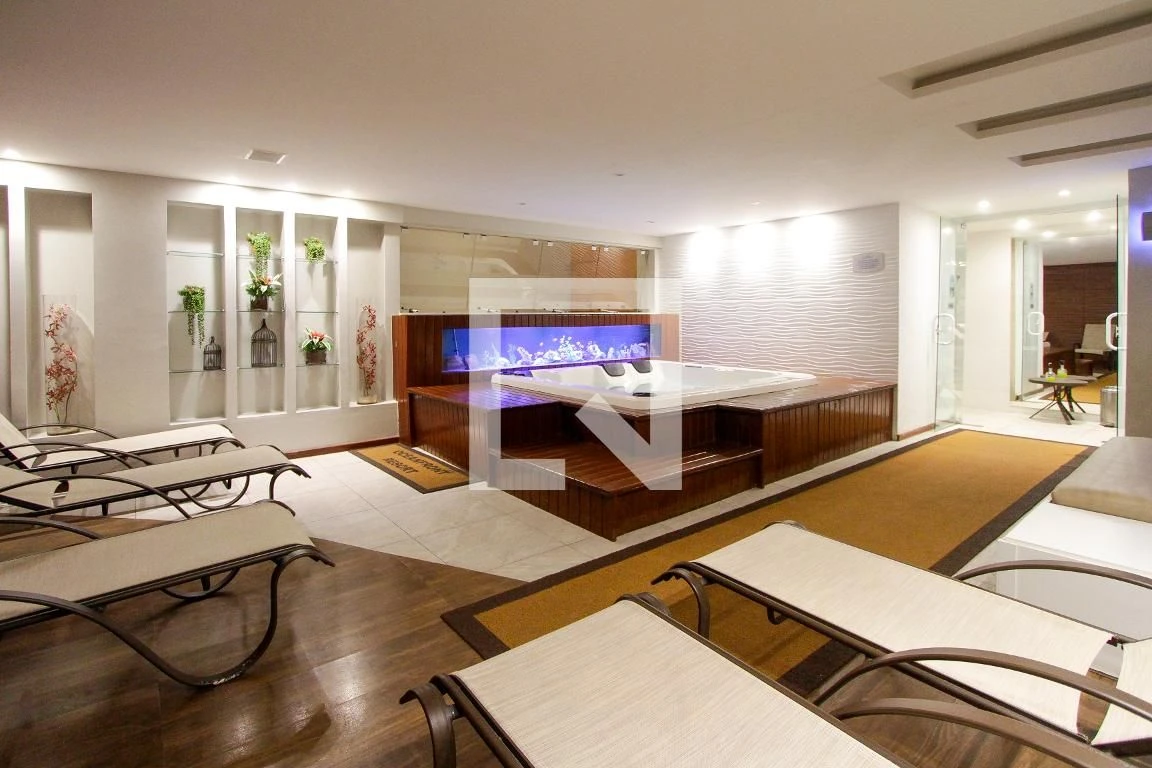 Walk-in closet in a 3-bedroom apartment, 200 m² — photo 43