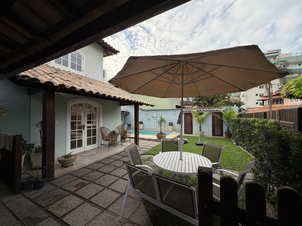 Balcony with a grill in a 3-bedroom house, 160 m² — photo 8