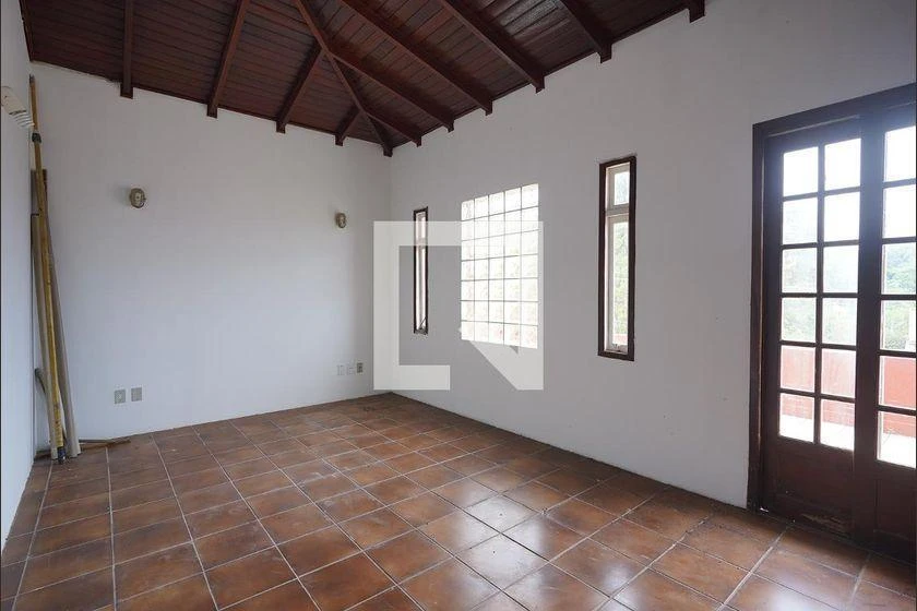 House with 7 bedrooms and 3 en-suites at 350 m² — photo 6